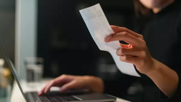 persona en computadora