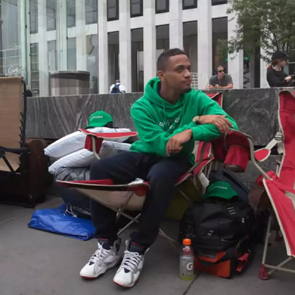 Algunos clientes se formaron en las tiendas desde la noche para comprar los productos que anuncie este martes la compañía, entre los cuales también podría estar el reloj inteligente iWatch.