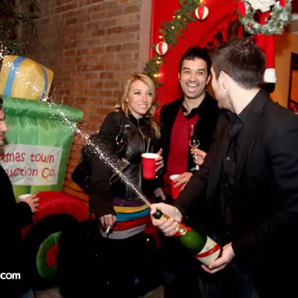 Christian Tafich Celebra Año Nuevo con sus amigos