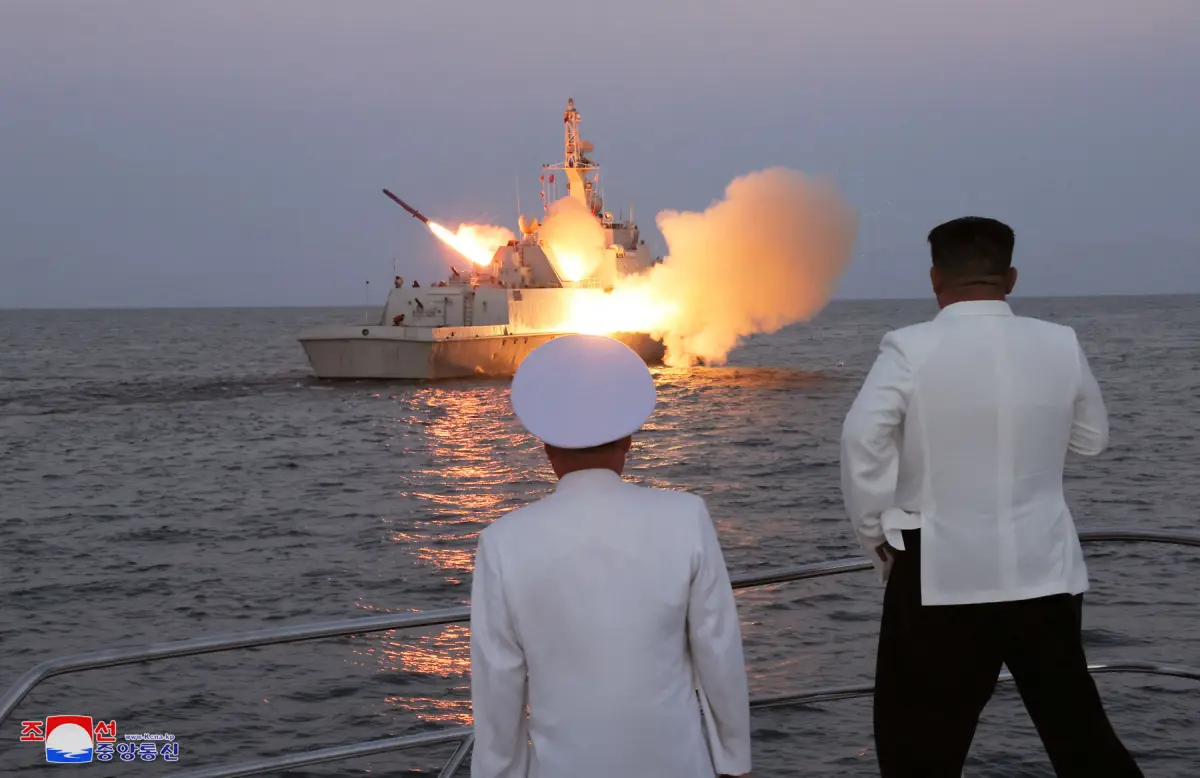 El líder norcoreano Kim Jong Un supervisa una prueba estratégica de misiles de crucero a bordo de un buque de guerra de la marina en esta foto sin fecha publicada por la Agencia Central de Noticias de Corea del Norte (KCNA) el 21 de agosto de 2023.