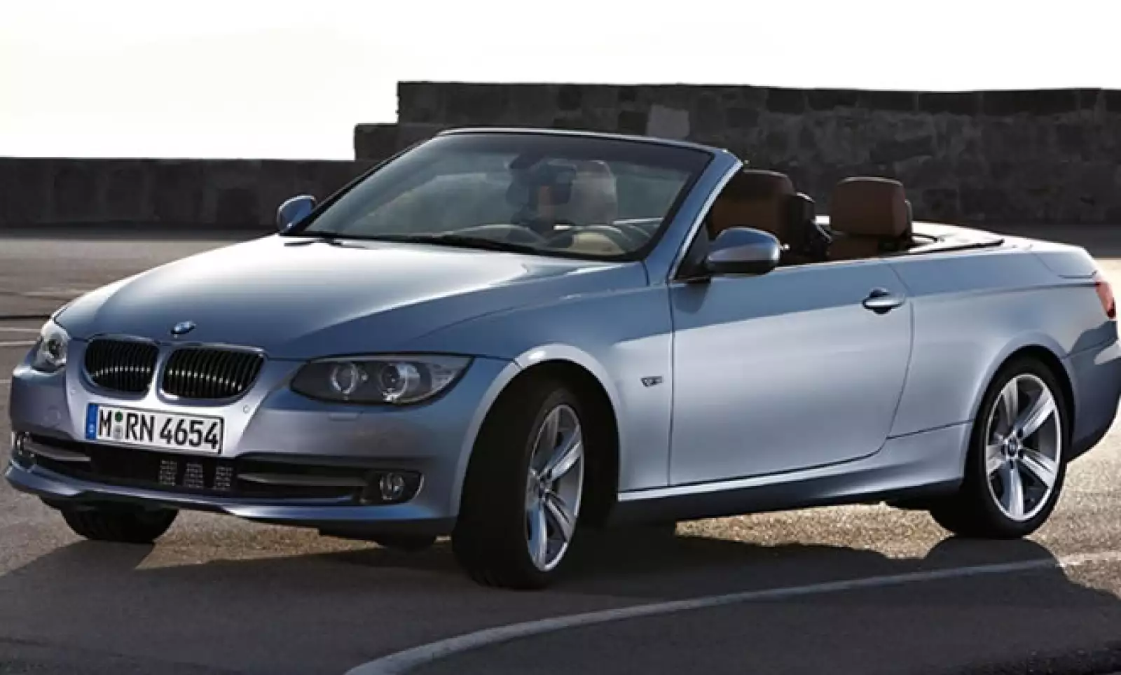 El modelo tope de gama, el BMW 335i, ofrecido en cualquiera de las variantes, cuenta con un seis cilindros en línea de 3 litros con tecnología Twin Power Turbo, inyección directa de gasolina High Precision Injection y Valvetronic.