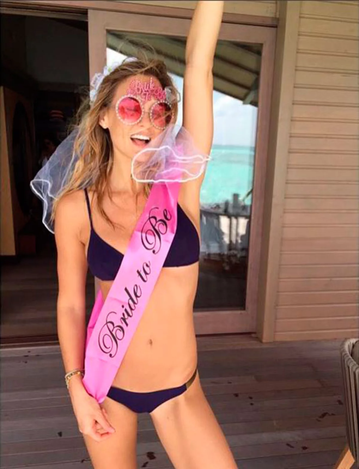Faltando poco más de un mes para su boda con el exitoso empresario Adi Ezra, la modelo israelí publicó una imagen muy hot en bikini.