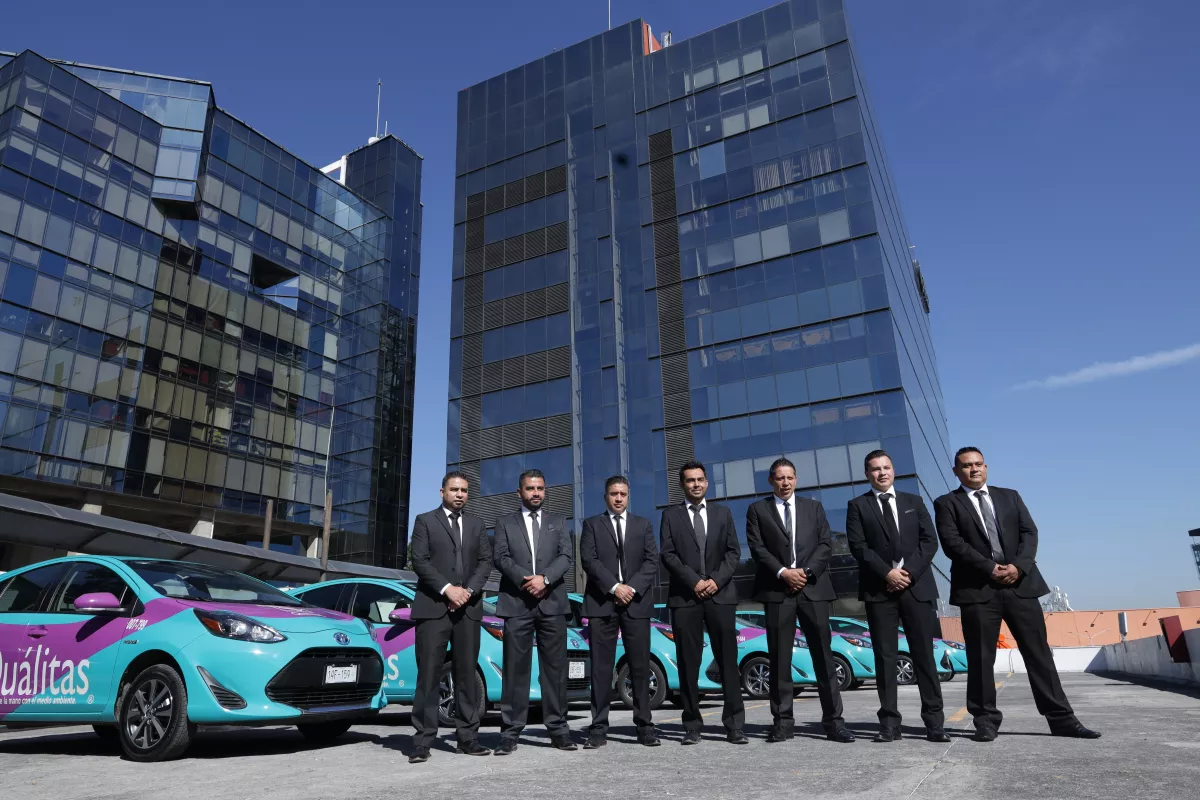 Los agentes de Quálitas en primer plano y en segundo los autos de los ajustadores de la compañía. 