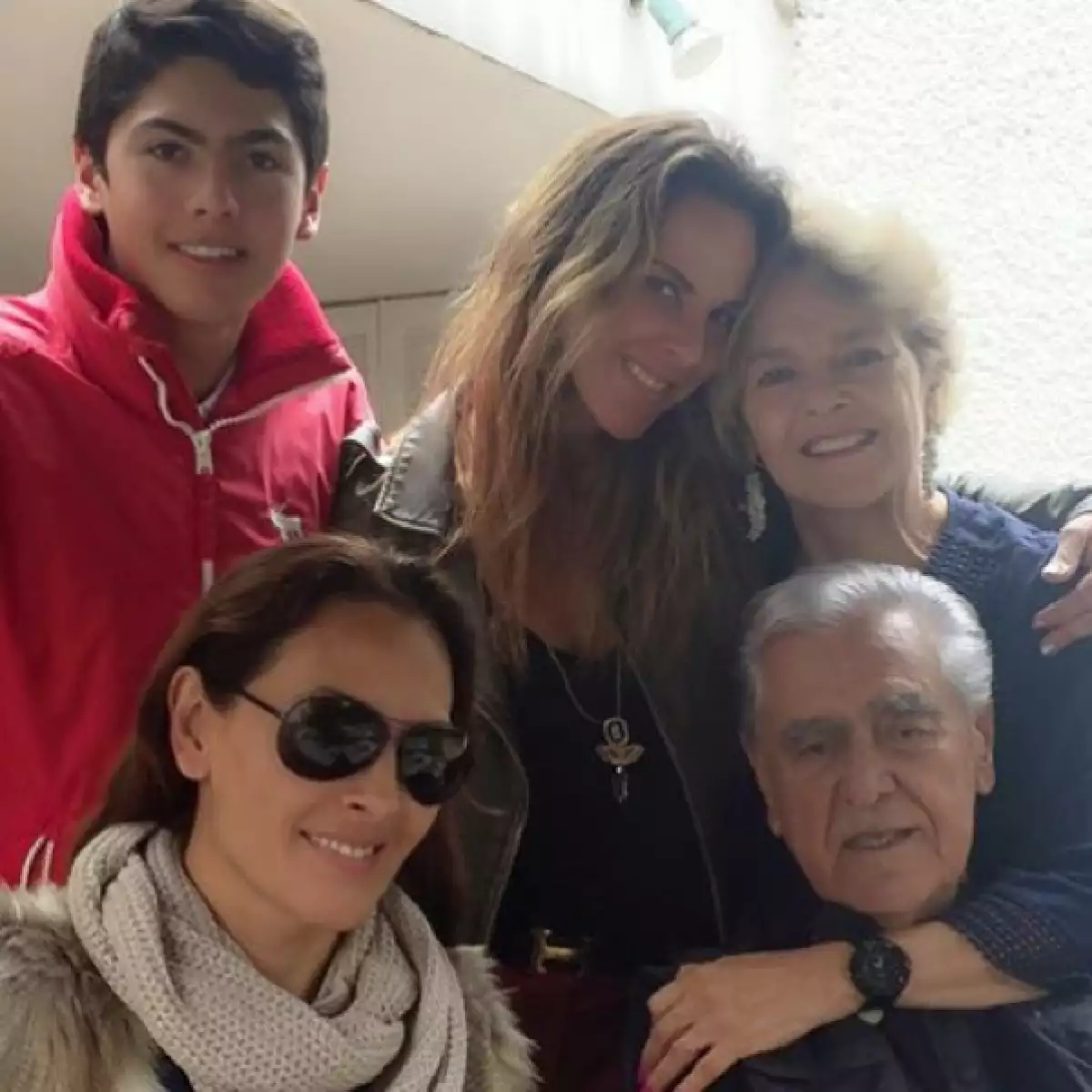 Tras haber estado ocupada con el lanzamiento de su nueva marca de tequila, "Honor", la guapa actriz se reúne con su familia y comparte el momento en Instagram.
