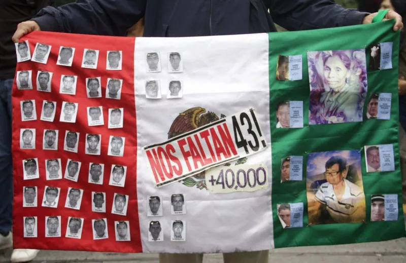 CIUDAD DE MÉXICO, 26OCTUBRE2019.- Familiares, Integrantes de colectivos en defensa de los derechos humanos y normalistas, se manifestaron con motivo del mes 61 sin respuesta ni aparición de los 43 normalistas de Ayotzinapa desaparecidos en Iguala el 26 de septiembre del 2014. 
FOTO: ANDREA MURCIA /CUARTOSCURO.COM