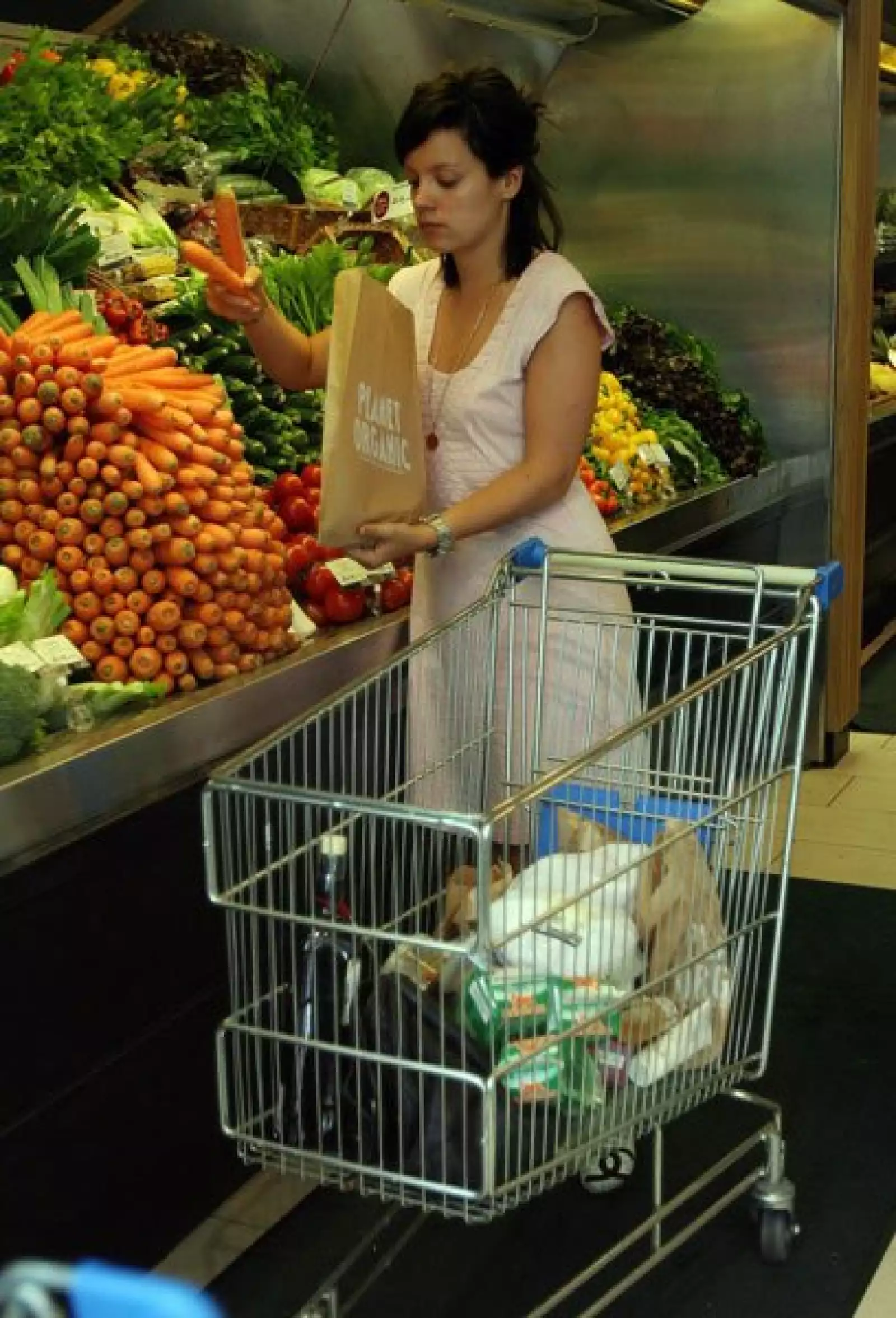 La cantante Lily Allen fue captada a la hora de elegir las verduras, parece ser que no se decidía por cuál zanahoria.