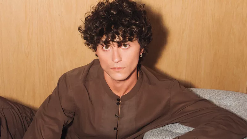 Foto del actor mexicano Fernando Cattori, en la CDMX, vestido de Dolce&Gabbana.