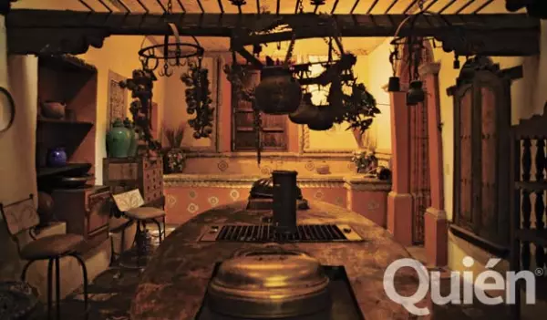 La cocina concerva un fogón de los de antes para poder calentar los alimentos.