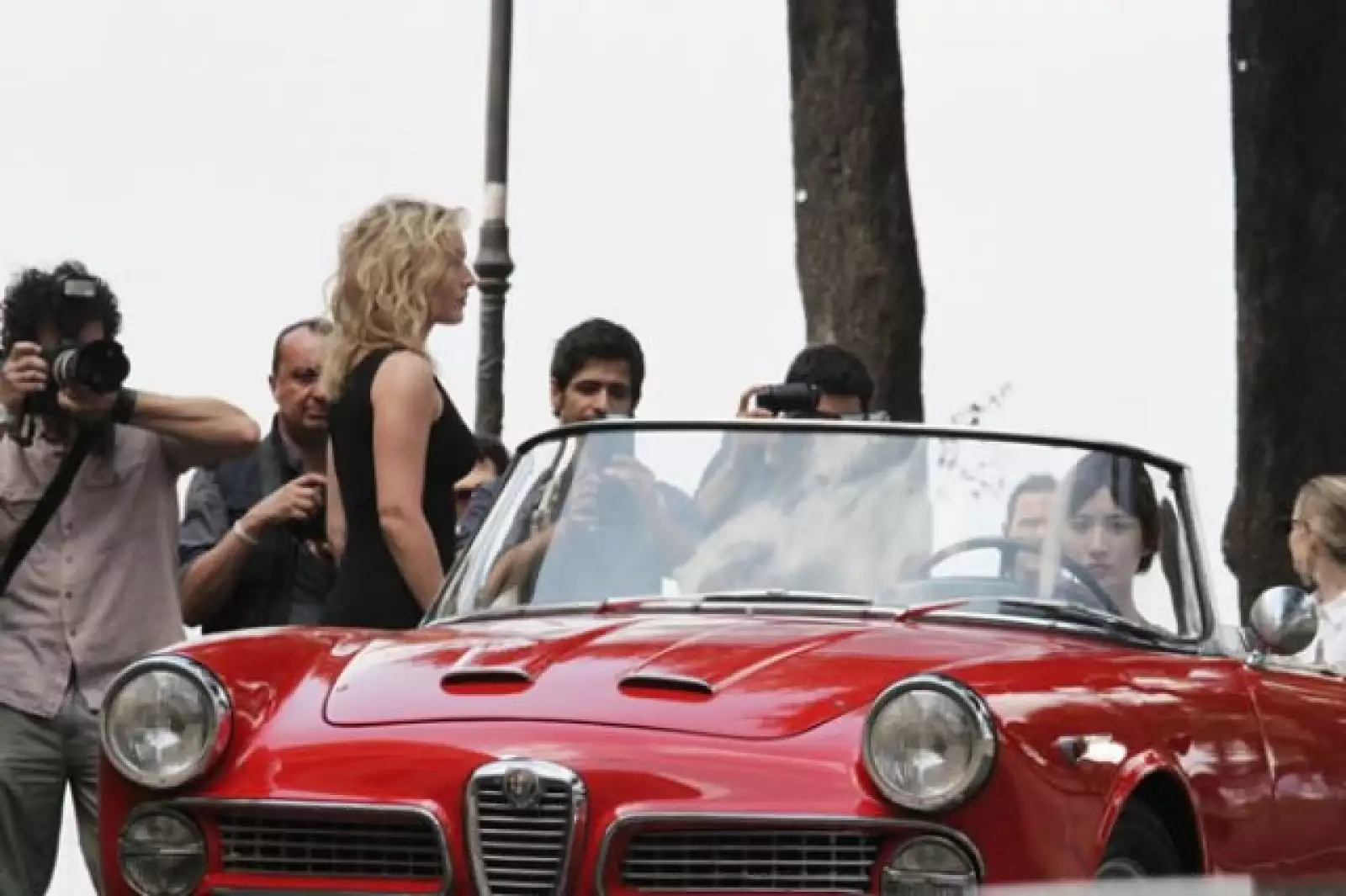 El comercial fue grabado en Roma, y mantuvieron el espíritu italiando usando un convertible Alfa Romeo.