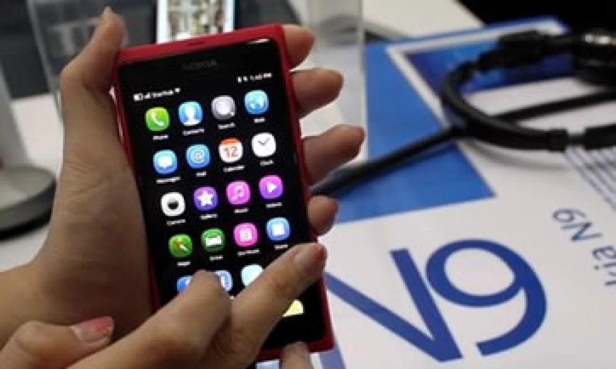 Analistas afirman que el último teléfono se lanza demasiado cerca de la presentación de los aparatos de Nokia con Windows Phone. (Foto: AP)