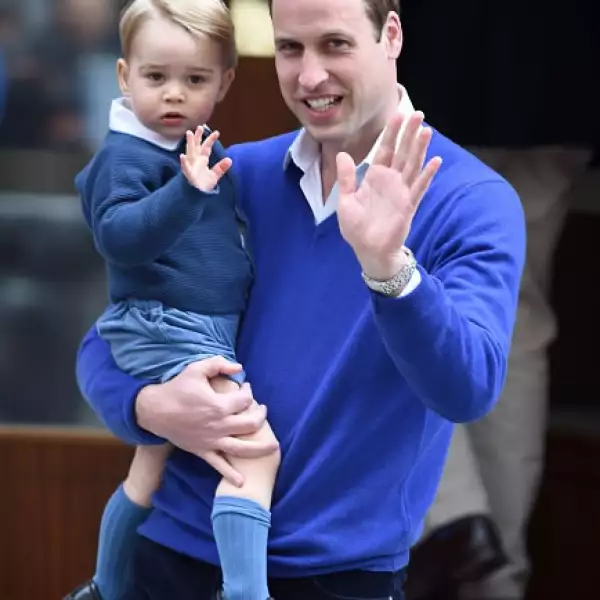 George y William de Cambridge saludan al llegar al hospital a conocer a la nueva princesa.