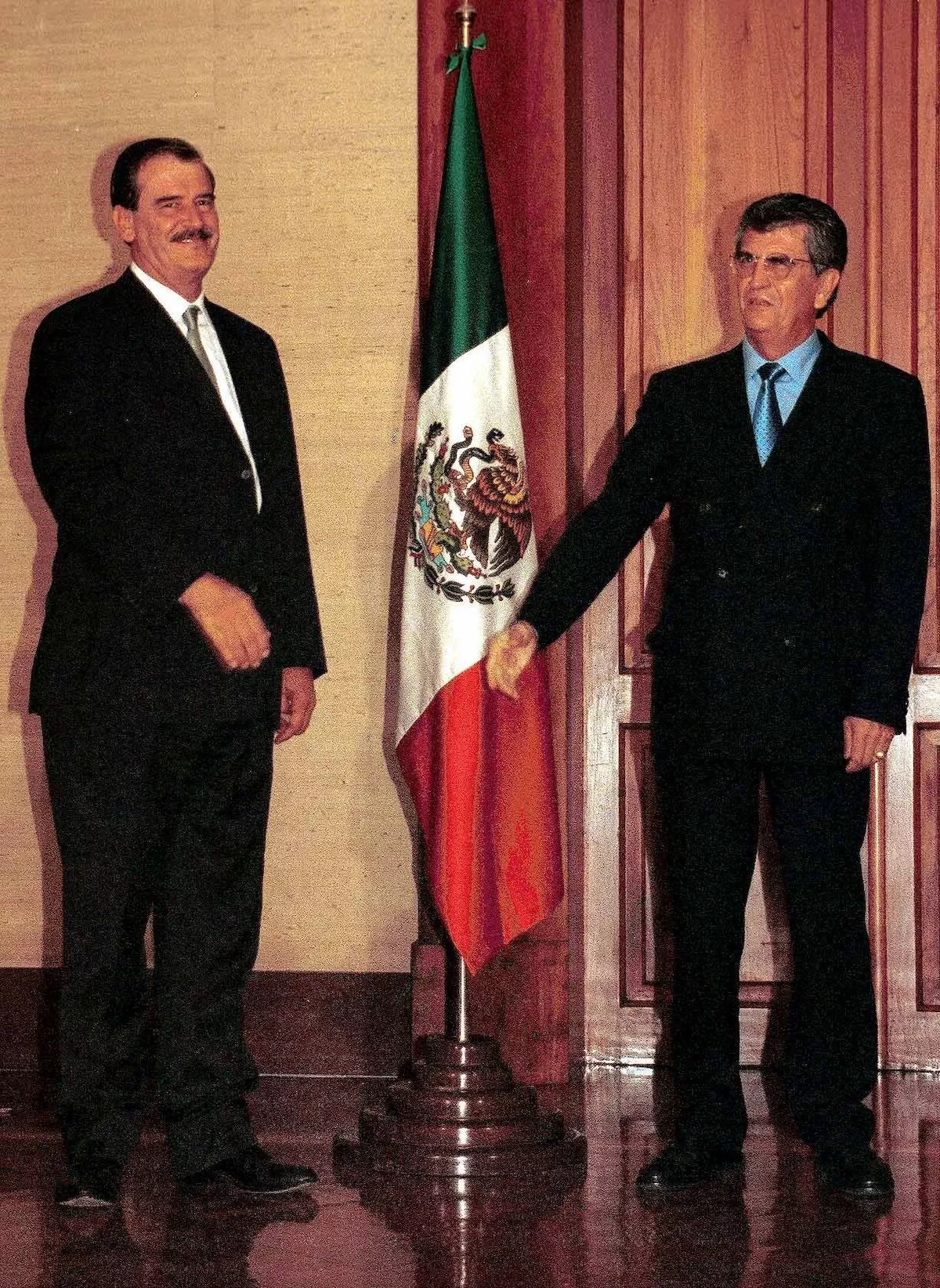 El presidente electo Vicente Fox y el titular de la SEP Miguel Limon Rojas se reunieron en privado al termino del encuentro se tomaron la foto oficial. FOTO: Christian Palma/CUARTOSCURO.COM 
