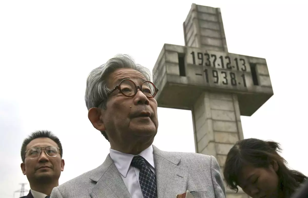Kenzaburo Oe Visits Nanjing Massacre Memorial Hall