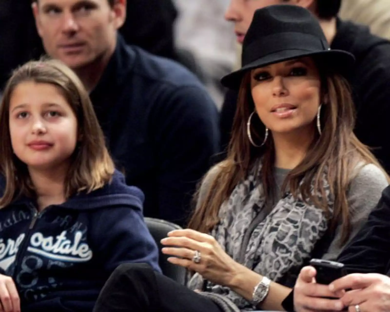 La actriz Eva Longoria asistió al partido entre los Knicks y los Spurs para apoyar a su esposo Tony Parker, jugador de los Spurs de San Antonio.