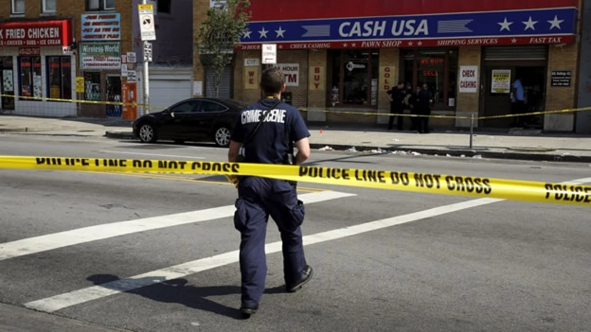 Un oficial de la policía de Baltimore revisa la escena de un crimen el pasado sábado