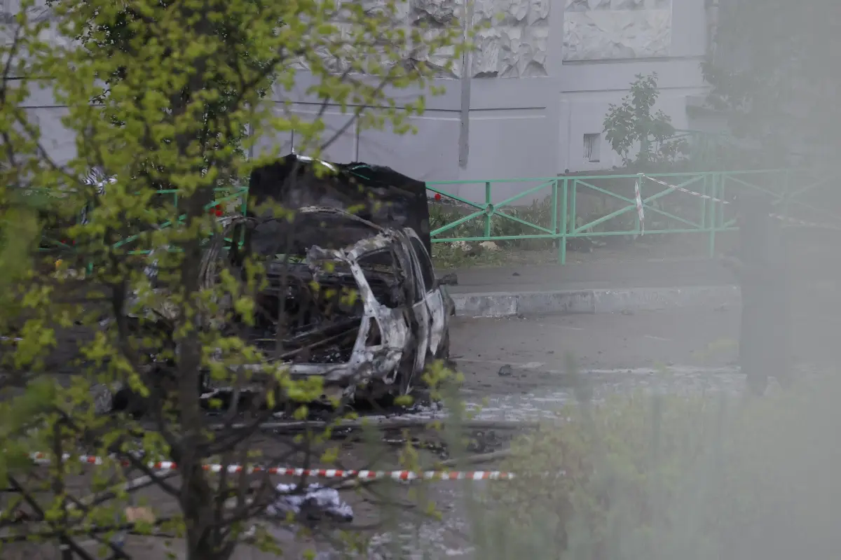 Esta fotografía tomada el 25 de abril de 2025 muestra un coche destruido en el patio de unos edificios residenciales tras una explosión en Balashikha, región de Moscú.