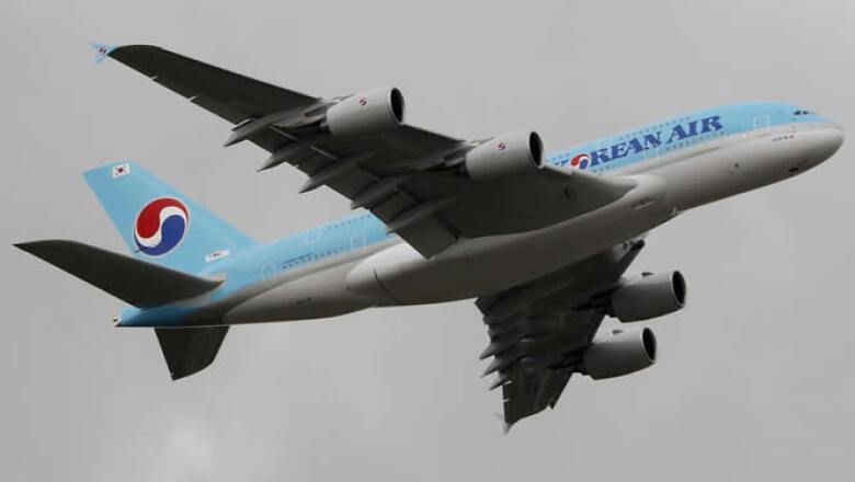 Un Airbus A380 de Korean Airlines, el mayor avión comercial del mundo, participa en una exhibición de vuelo en el aeropuerto Le Bourget, cerca de París.