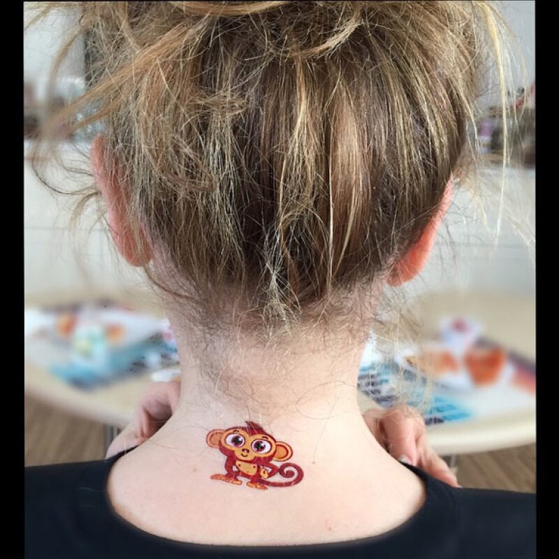 Como es sabido la cantante siempre pasa tiempo de calidad con sus pequeños, por lo que en esta ocasión incluso dejó que su hijo incursionara en el mundo de los tatuajes.