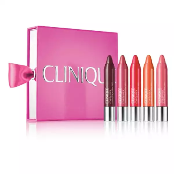 Los `chubby lipsticks´de Clinique o algún set de regalo de la marca siempre te hará quedar mejor que bien.