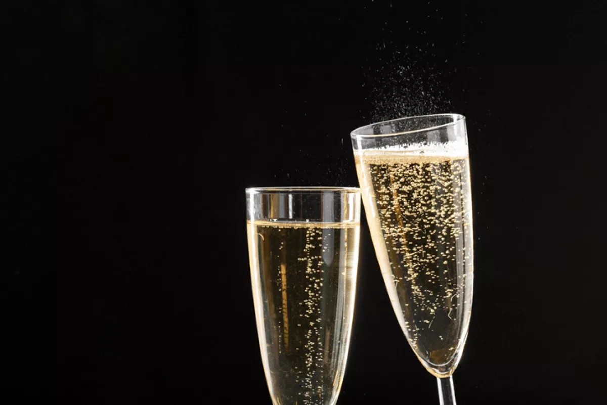 El origen de la champagne y su viaje de elegancia efervescente
