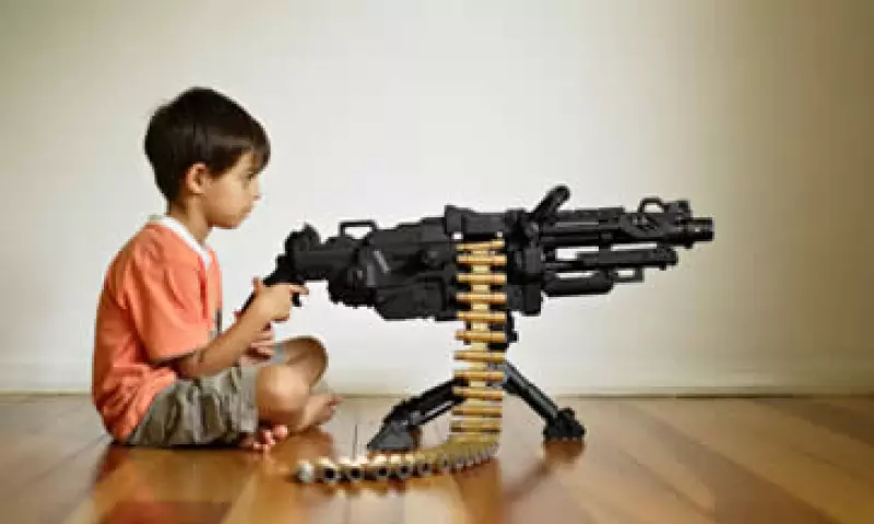 Las normas aplicables a juguetes establecen que las pistolas deben ser elaboradas en tonos neon y con tamaños distintos al de armas reales. (Foto: Getty Images)