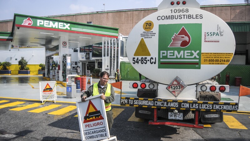 En 2013 la CFC multó a Pemex con 653 mdp por atar la venta de gasolina a la contratación de sus transportes. (Foto: Especial)