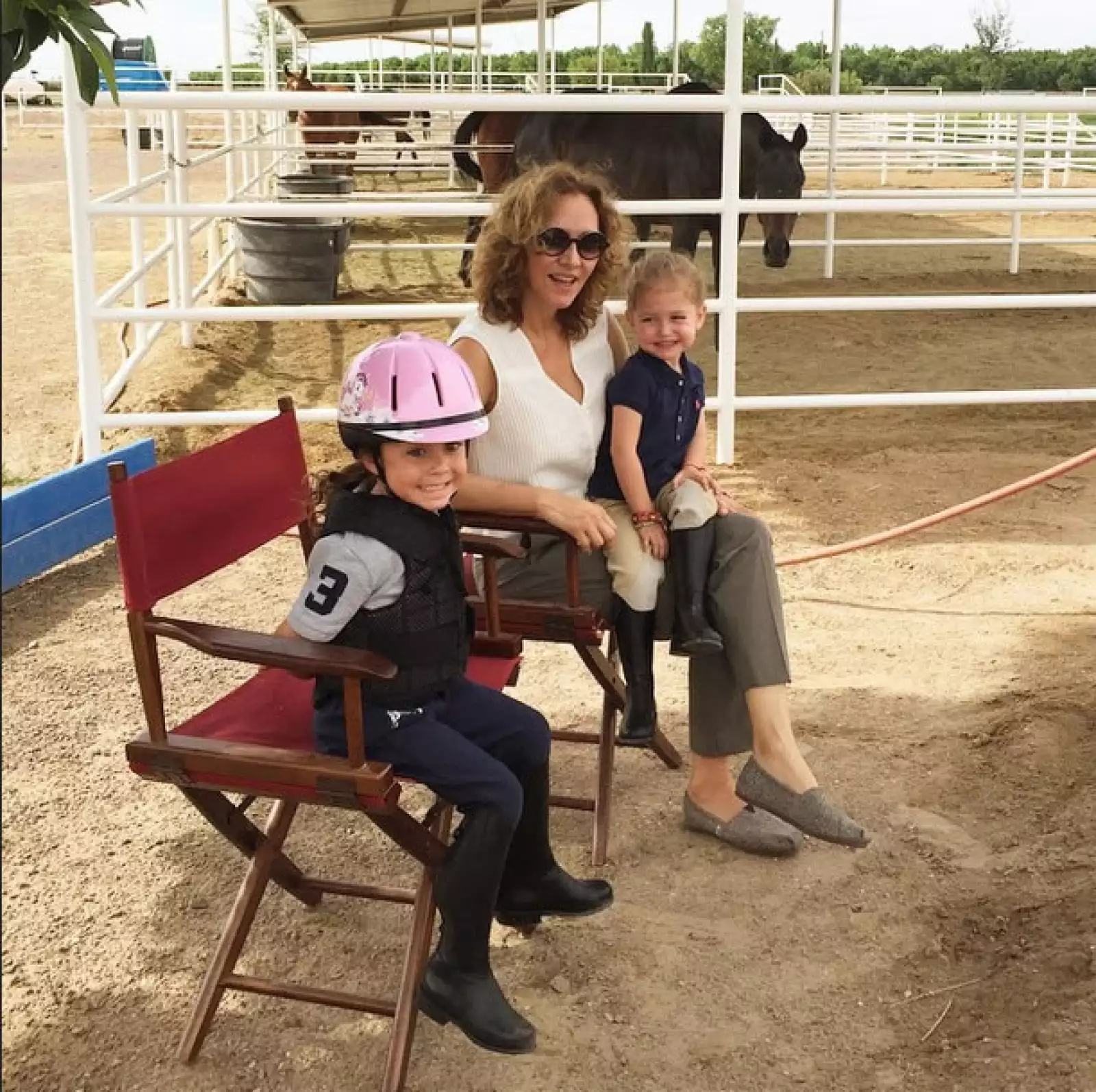 Esta es una de las últimas imágenes que la aún esposa de Jorge Vergara ha compartido en su red social, en la que la vemos compartir un momento con los caballos junto a sus hijas, en El Paso Texas.