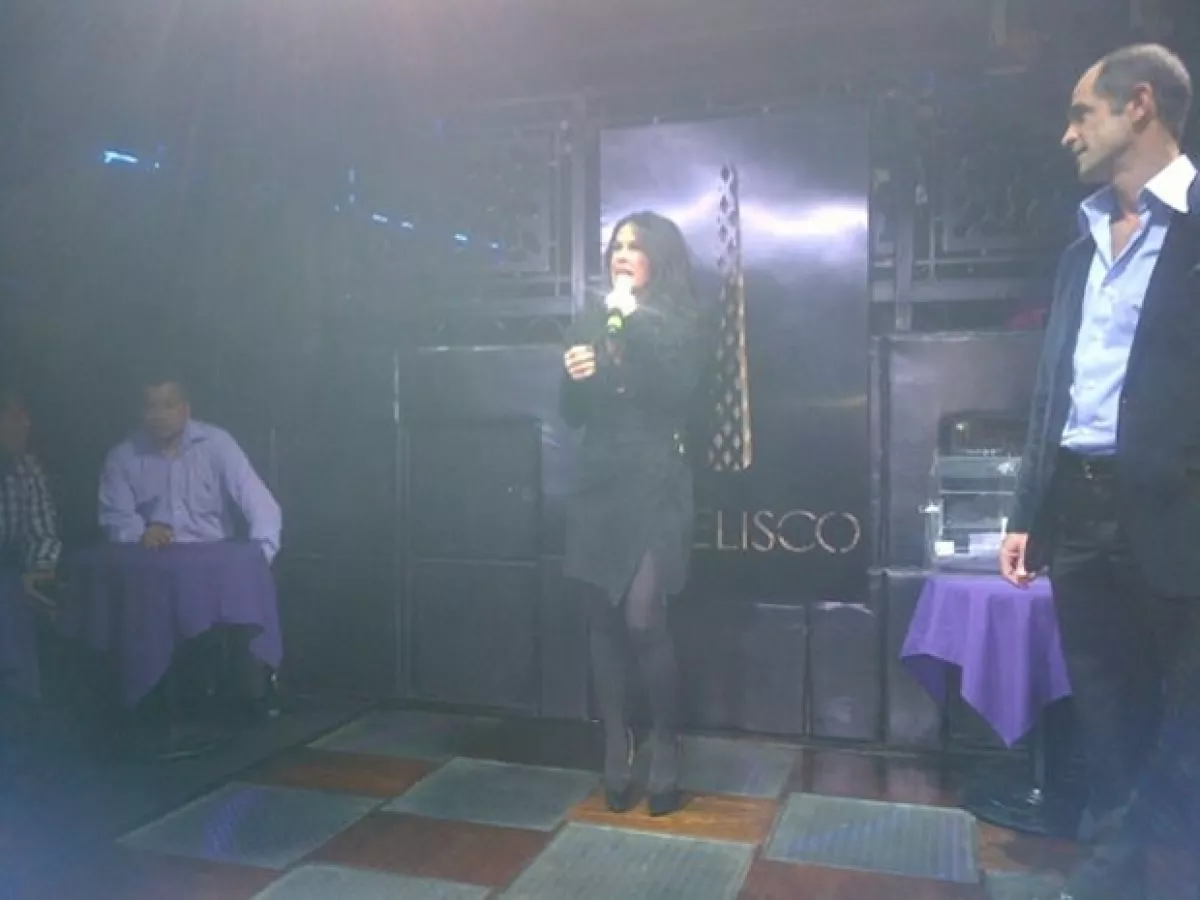 Aquí durante su discurso por el aniversario. A la derecha vemos a su esposo, Juan Garibay.