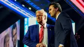 El presidente electo de los Estados Unidos, Donald Trump, estrecha la mano del fundador de Turning Point USA, Charlie Kirk, en el AmericaFest de Turning Point USA en Phoenix, Arizona, EE. UU., el 22 de diciembre de 2024.