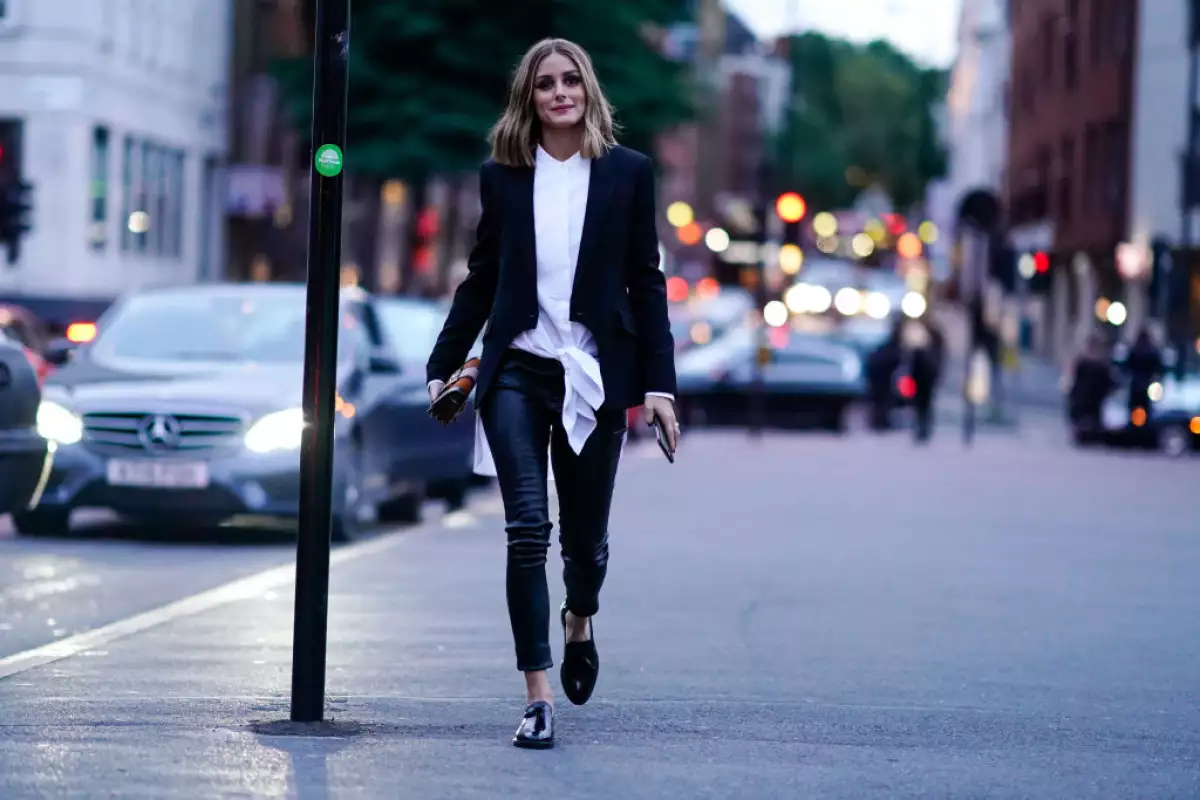 Olivia Palermo camisa blanca + pantalones de piel 