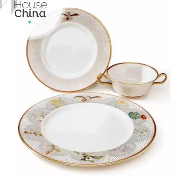 Lady Bird,  quien fuera primera dama de Estados Unidos y esposa del entonces presidente Lyndon Baines Johnson, encomendó a Tiffany & Co. el diseño de un servicio de porcelana para la Casa Blanca cuya fuente de inspiración fueron sus flores silvestres americanas predilectas.
