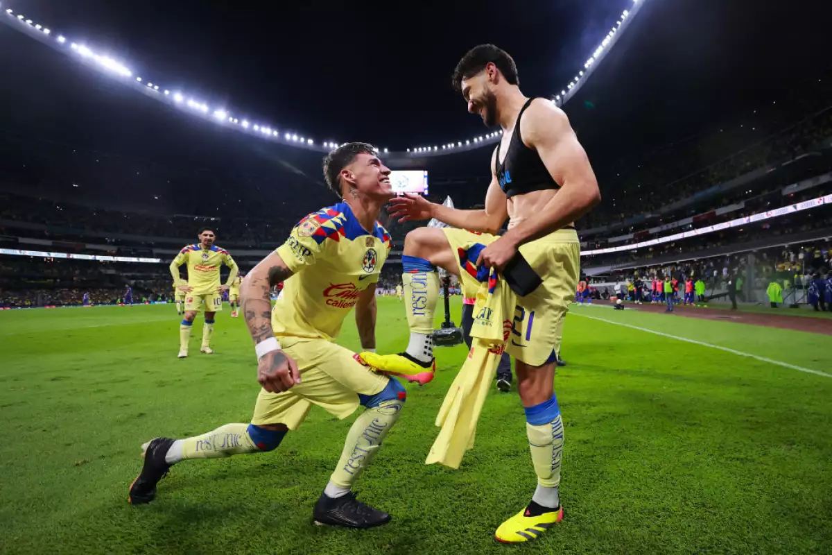 Henry Martin celebra el gol del América