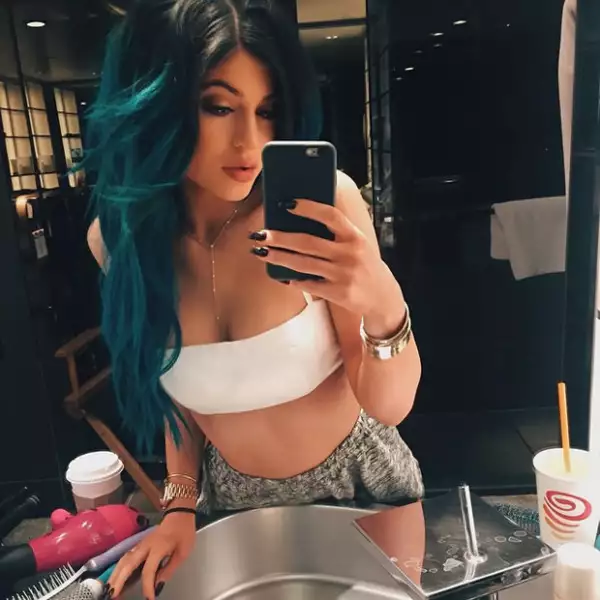 Kylie Jenner luciendo un intenso verde.