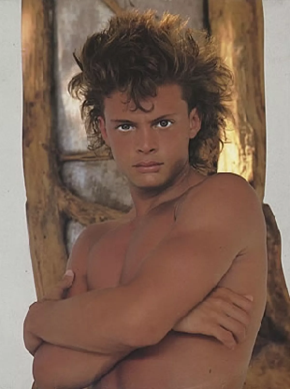 Su estilo ha tenido una evolución muy particular. A los 18 se convirtió en un sex symbol, a los 23 conmocionó con su camisa de seda y en el 2000 comenzó su estilo a la Frank Sinatra.