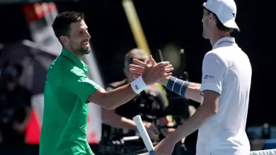 Los imponentes Djokovic y Sinner avanzan en el Abierto de Australia y pasan a tercera ronda