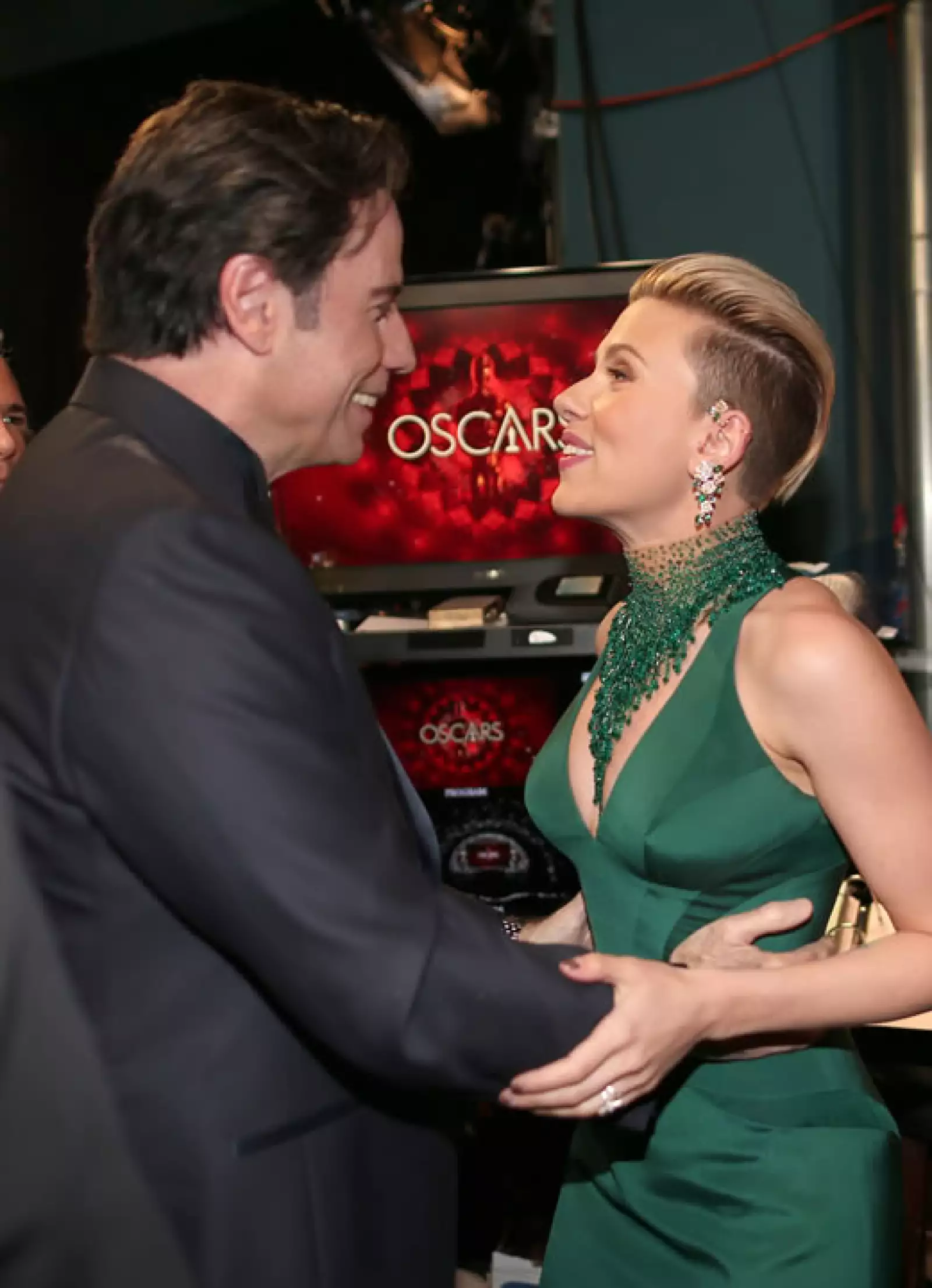 John Travolta y Scarlett Johanson intercambiaron palabras luego del extraño beso que él le plantó en la mejilla durante la red carpet.