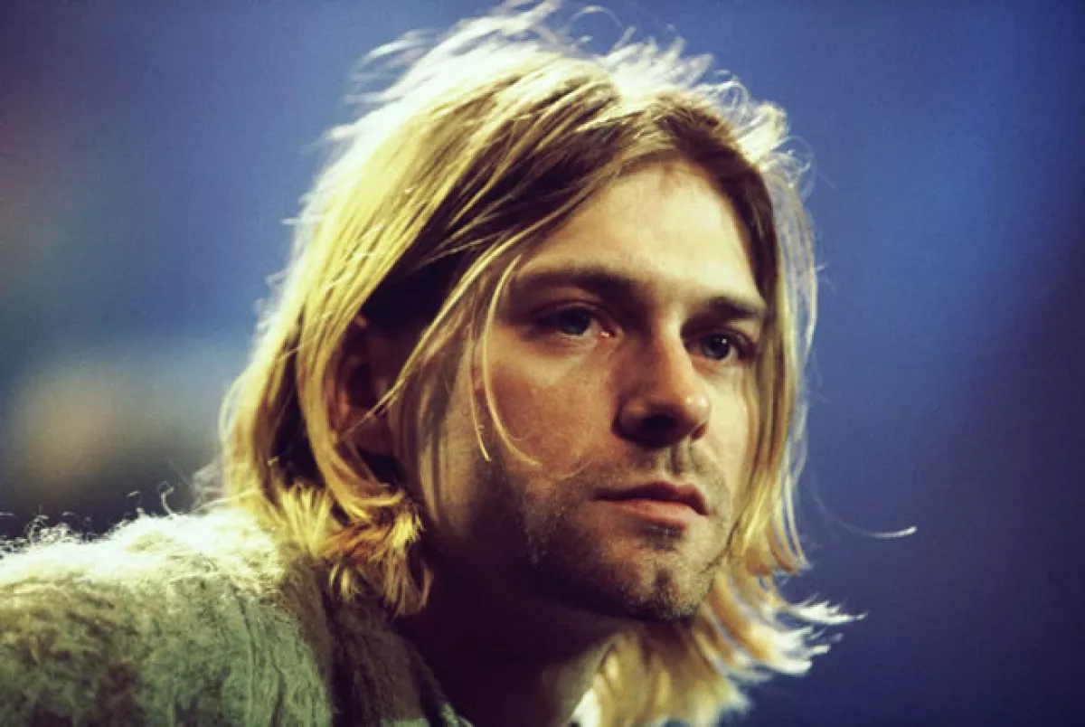 Tal vez una de las muertes más conocidas es la del vocalista de Nirvana, Kurt Cobain, que fue encontrado muerto en su casa en 1994, tras dispararse con una escopeta en la cabeza.