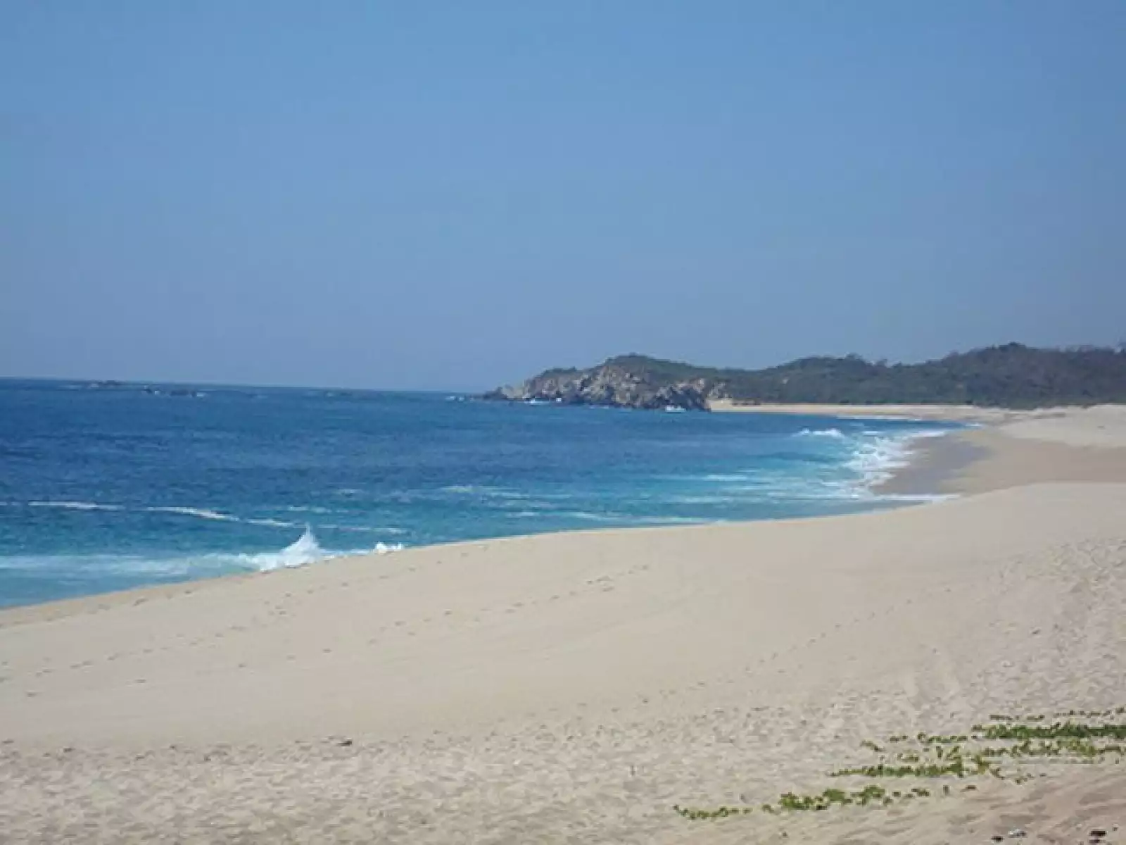Huatulco esta enmarcado de un paisaje natural de exuberante vegetación de la Sierra Madre del Sur. Algunas de sus playas aún son virgenes.
