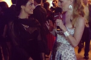 Daniela Magún estuvo entrevistando a los invitados durante el coctel previo a la cena. Aquí con Aislinn Derbez, quien acudió en representación de su papá, Eugenio Derbez.