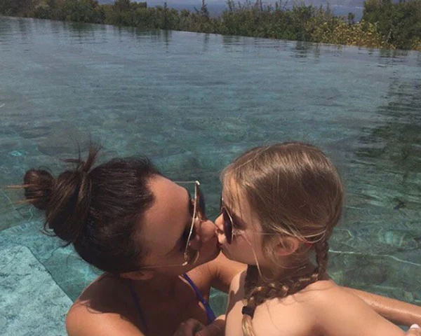 Lo que en un principio surgió como una foto tierna de felicitación, rápidamente se convirtió en algo sucio e irrespetuoso.