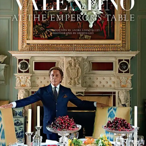 Seguro le fascinan los libros de Assouline. Regálale el de Valentino.