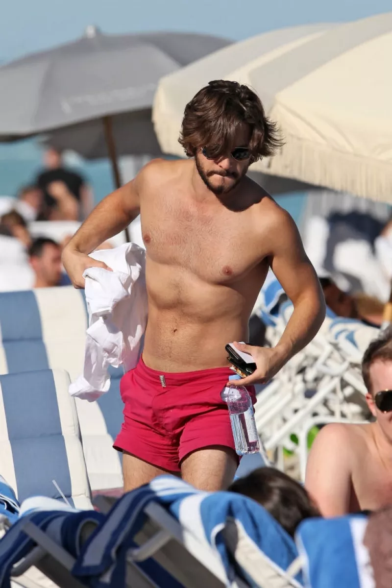 Después de terminar su último proyecto en Malta, el actor mexicano decidió disfrutar de Thanksgiving junto con unos amigos en South Beach, donde es notable que ha trabajado su físico.