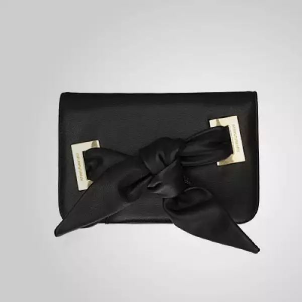 Para una noche de coctel, ellas pueden optar por estar cartera de piel con un moño en color dorado.