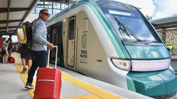 Hombre abordando el Tren Maya en la estación de San Francisco de Campeche durante el primer día de servicio del tren. 