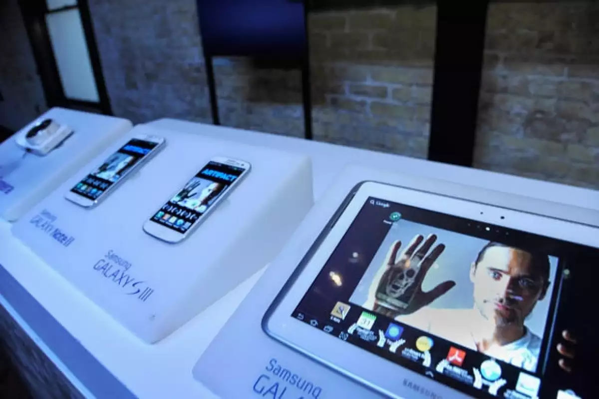El `smartphone´podría ser el primero en superar las ventas del móvil de Apple, prevén los expertos; el dispositivo de Samsung saldrá al mercado hoy y busca ser el más comerciado en 2013.