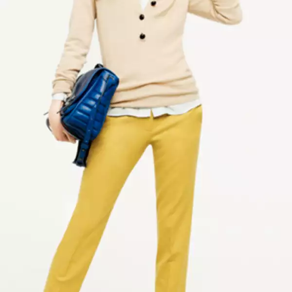 La firma J.Crew propone pantones tipo `cropped´en colores vivos acompañados con prendas en colores neutros.