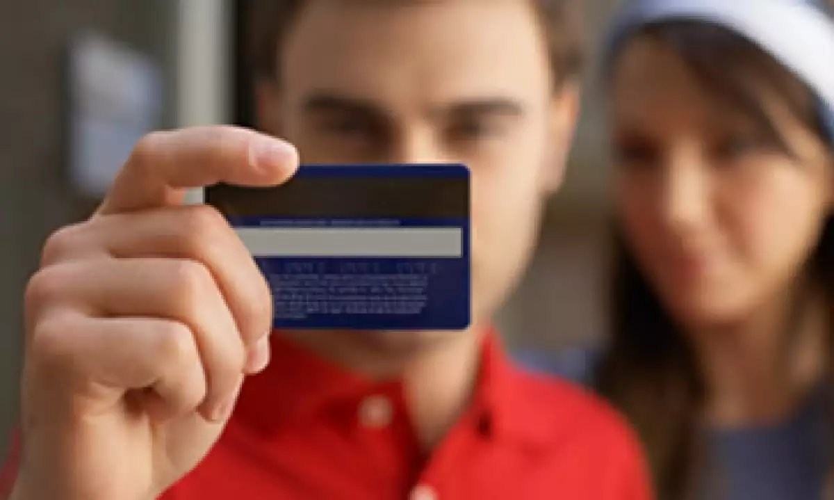 Si piensas sacar una tarjeta de crédito este 2012, no te fijes solamente en la tasa de interés; busca la más acorde a tu estilo de vida. (Foto: Thinkstock)