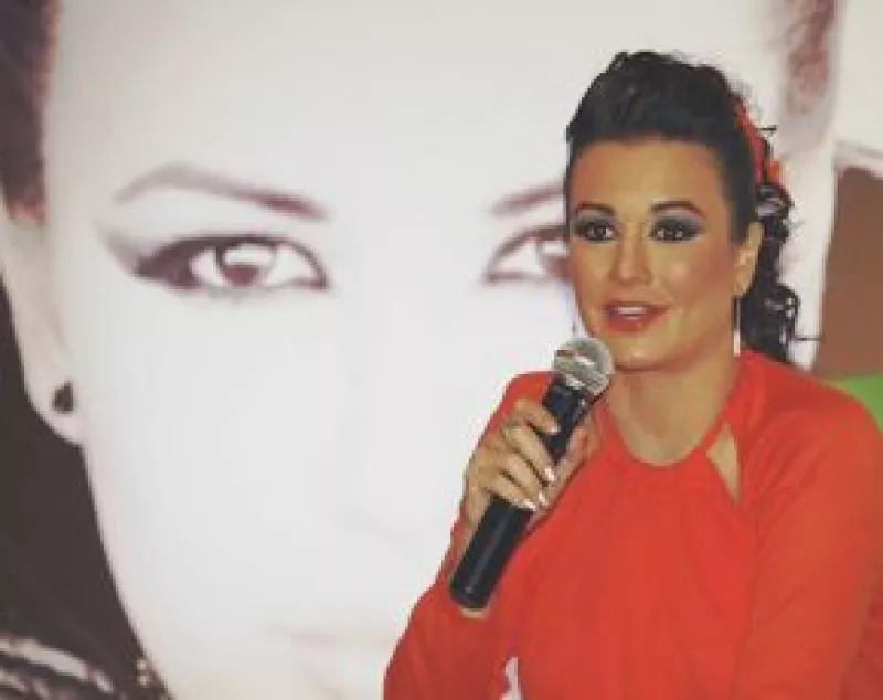 La actriz y cantante mexicana dijo que nunca imaginó que su tema No soy una señora le fuera a dar tantas satisfacciones, como el Disco de Oro que recibió por las más de 40 mil copias vendidas.