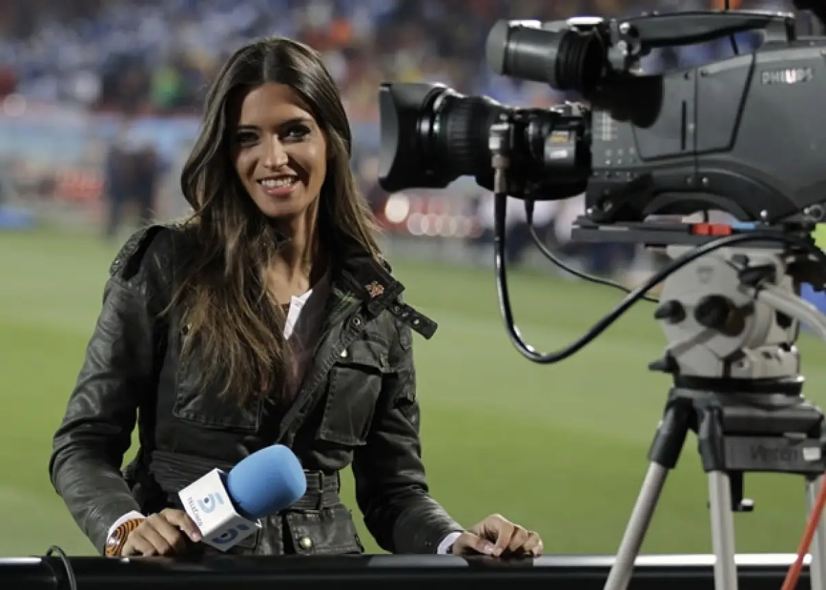 La reportera y novia de Iker Casillas recibió una propuesta de su cadena Telecinco para participar en `Los exhibicionistas´.