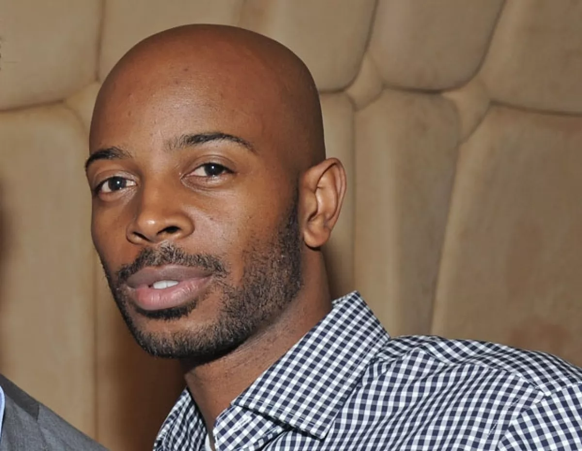 Tim maneja la carrera artística de su ahora prometida Kelly.